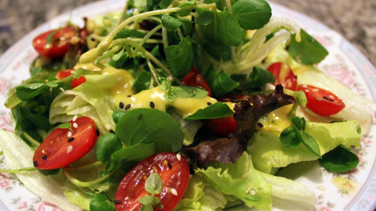 Acompanhamento para panqueca Salada de folhas verdes com molho de mostarda